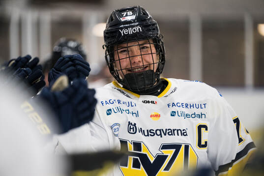 HV71s Elin Svensson jublar