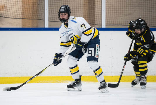 HV71s Mira Jungåker och AIKs Hikaru Yamashita