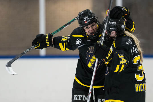AIKs Nikola Dyckova och Emily Rickwood jublar