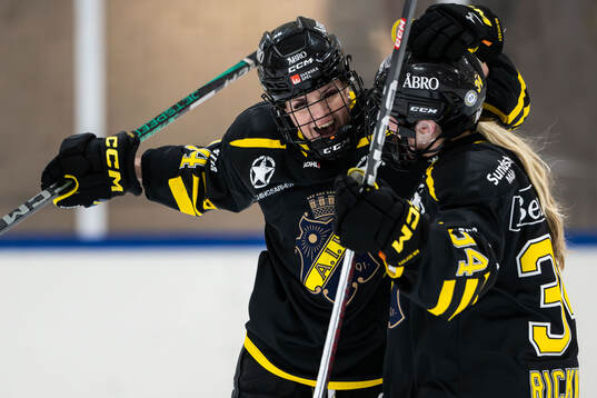 AIKs Nikola Dyckova jublar med Emily Rickwood