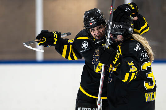 AIKs Nikola Dyckova jublar med Emily Rickwood