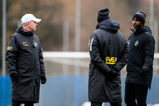 AIKs tränare Henning Berg och assisterande tränare Henok