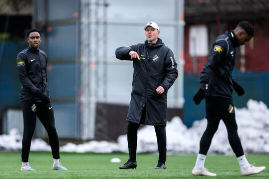AIKs Mouhamed Lamine Fanne Dabo och tränare Henning Berg