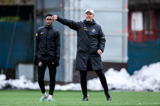 AIKs Mouhamed Lamine Fanne Dabo och tränare Henning Berg
