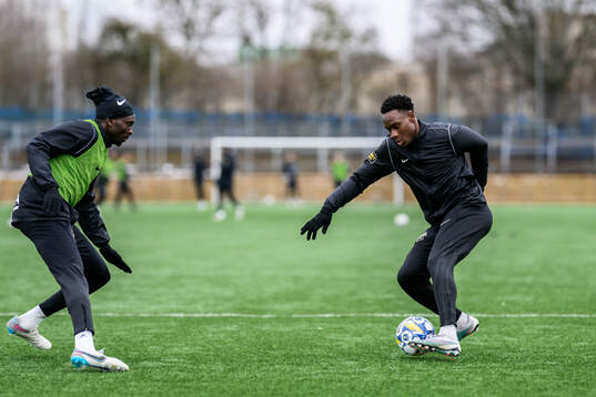 AIKs Collins Sichenje och Mouhamed Lamine Fanne Dabo