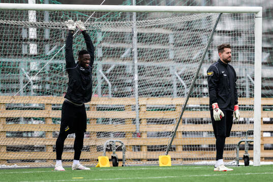 AIKs målvakt Ismael Diawara och målvakt Kristoffer