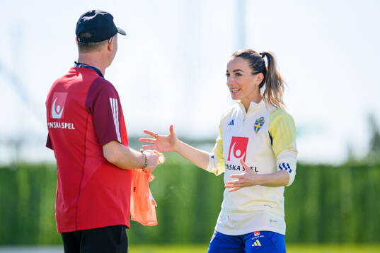 Head coach Peter Gerhardsson and Kosovare Asllani of Sweden