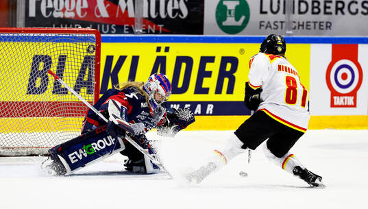 Linköpings målvakt Ebba Svensson Träff och Brynäs Noemi