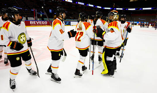 Brynäs spelare jublar och tackar målvakt Felicia Frank