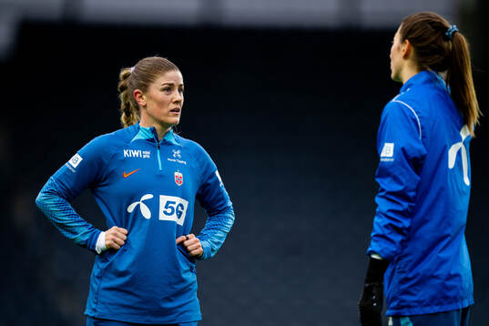 Maren Mjelde and goalkeeper Cecilie Fiskerstrand of the