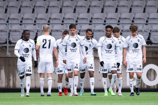 Odds Syver Aas jublar med Torgeir Børven och lagkamrater