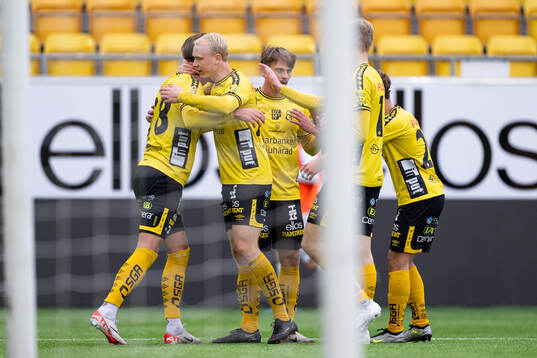 Elfsborgs Noah Söderberg (skymd) jublar med lagkamrater