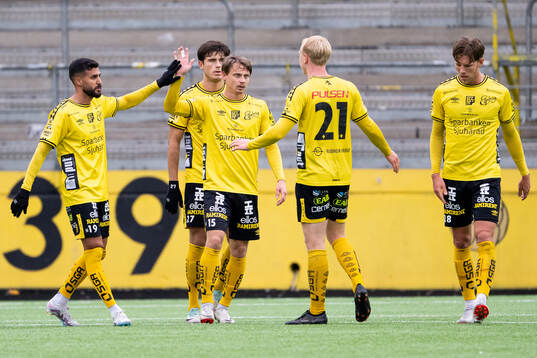 Elfsborgs Simon Hedlund jublar med lagkamraterna