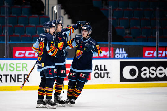 Djurgårdens Olle Liss jublar med Kalle Loponen och John