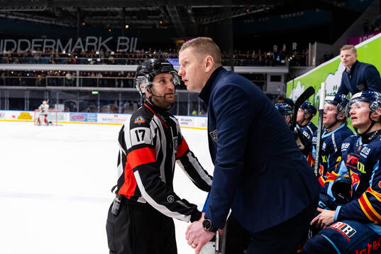 Domare Niklas Johansson i samtal med Djurgårdens tränare