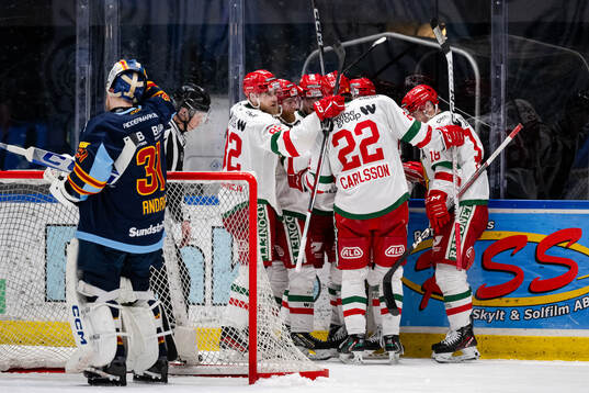 Moras spelare jublar med Chad Yetman