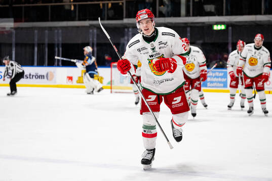 Moras spelare jublar med Chad Yetman