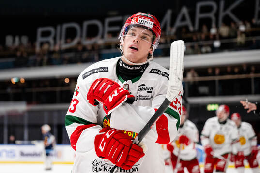 Moras spelare jublar med Chad Yetman