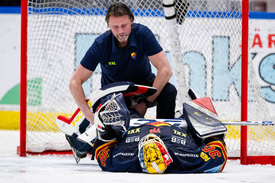 Djurgårdens målvakt Hugo Hävelid har ont