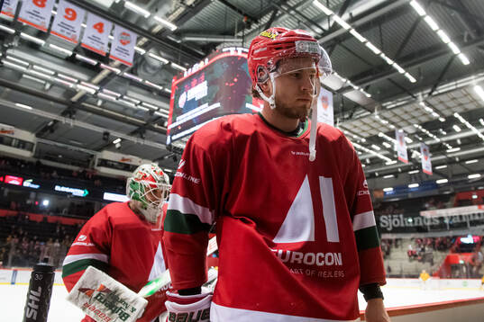MoDos Kyle Topping innan ishockeymatchen i SHL mellan MoDo
