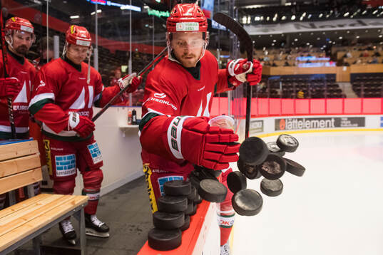 MoDos Riley Woods innan ishockeymatchen i SHL mellan MoDo