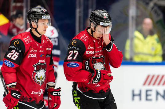 Malmö Redhawks Teemu Kivihalme och Robin Alvarez deppar