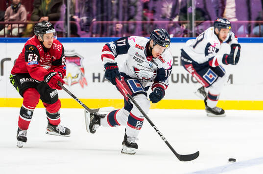 Linköpings Sebastian Strandberg och Malmö Redhawks Albert