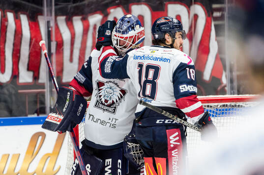 Linköpings målvakt Marcus Högberg och Remi Elie jublar