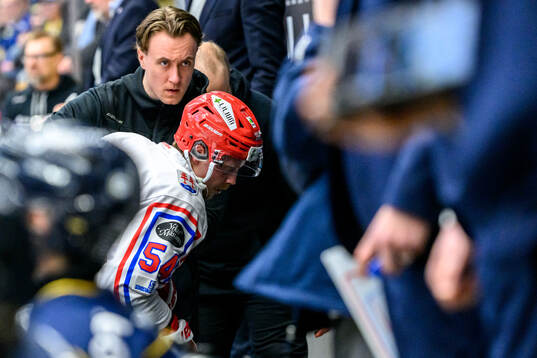 Timrås Jonathan Dahlén lämnar isen