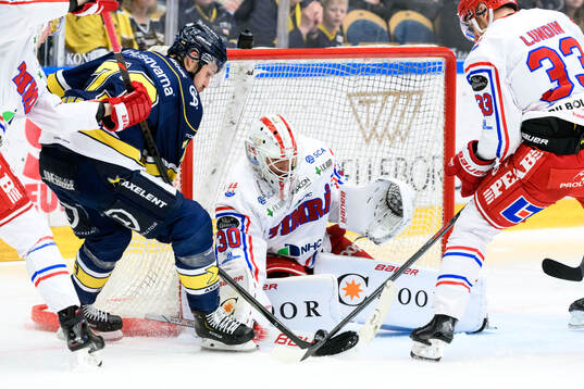 HV71s Nicholas Shore och Timrås målvakt Jacob Johansson