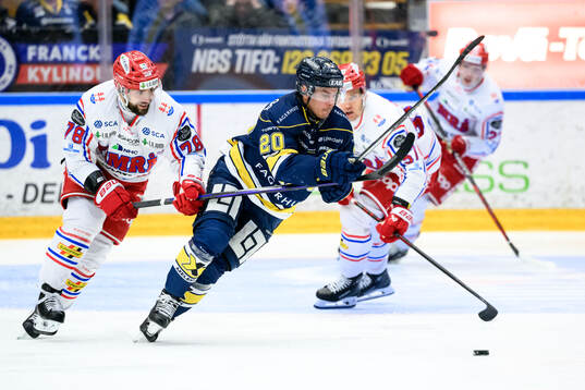 Timrås Robin Hanzl och HV71s André Petersson