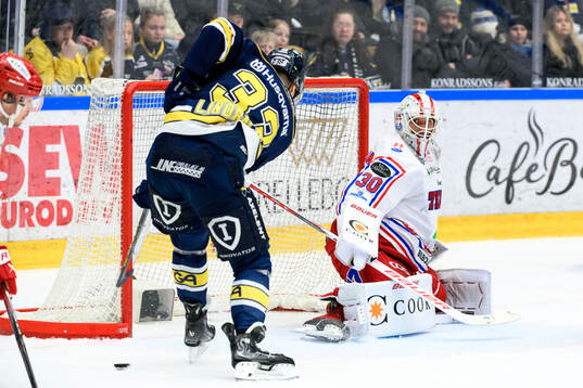HV71s Måns Lindbäck och Timrås målvakt Jacob Johansson
