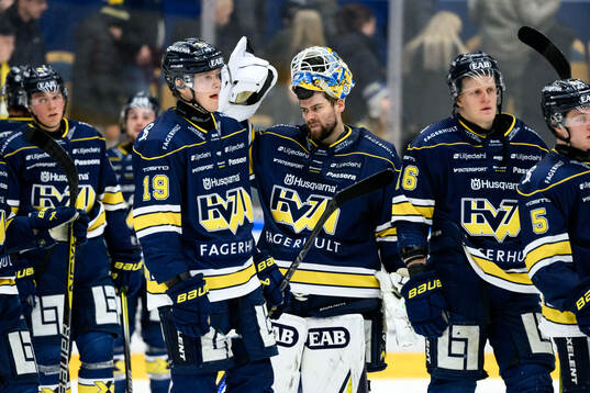 HV71s målvakt Joni Ortio deppar