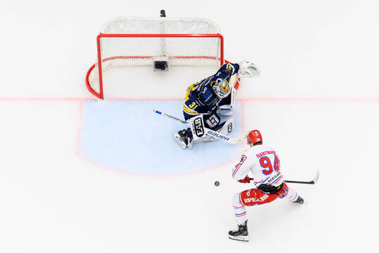 HV71s målvakt Joni Ortio och Timrås Sebastian Hartmann