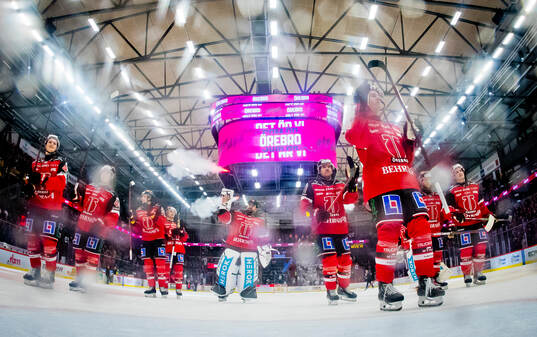 Örebros spelare jublar