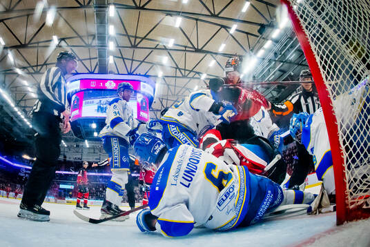 Stökigt framför Leksands målvakt Filip Larsson