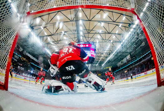 Leksands Max Veronneau gör 0-1 på Örebros målvakt Jonas