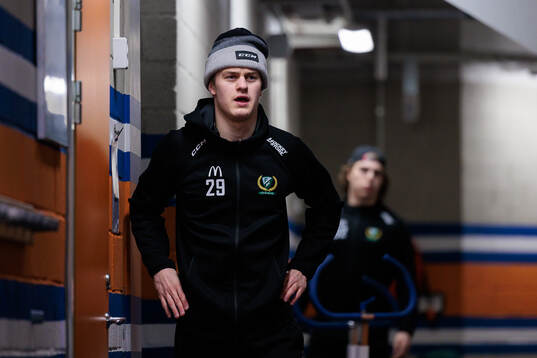 Färjestads Lucas Forsell värmer upp