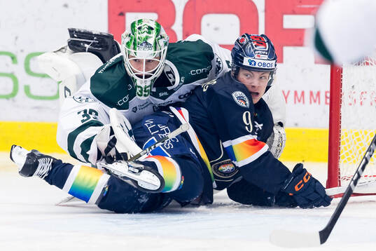 Färjestads målvakt Carl Lindbom och Växjös Victor