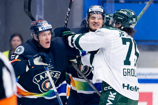 Växjös Emil Sylvegård och Färjestads Jeremy Salvas