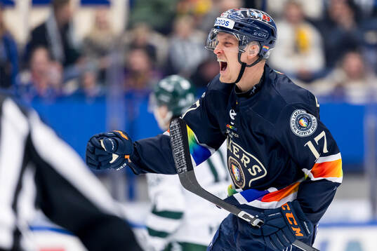 Växjös Gabriel Carlsson jublar