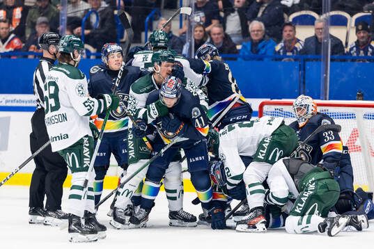 Bråk mellan Färjestads Magnus Nygren och Växjös Ludvig