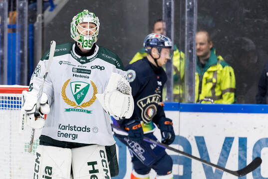 Färjestads målvakt Carl Lindbom jublar