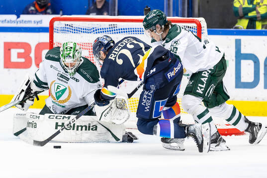 Växjös Tobias Rieder mellan Färjestads målvakt Carl