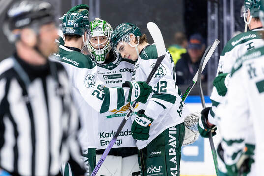 Färjestads målvakt Carl Lindbom och Liam Öhgren jublar