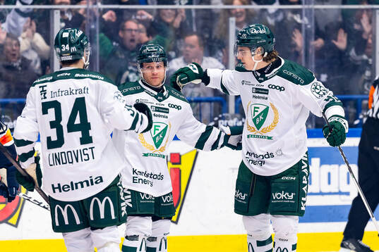Färjestads Marcus Nilsson och Liam Öhgren jublar