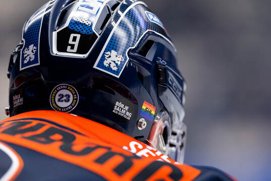 Prideklistermärke på hockeyhjälm