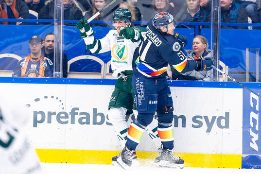 Färjestads Jeremy Salvas Groleau blir tacklad av Växjös