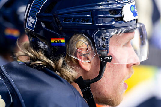 Växjös Marcus Sylvegård med prideflagga på hjälmen