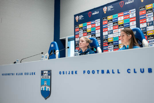 Head coach Gemma Grainger and Maren Mjelde of the Norwegian